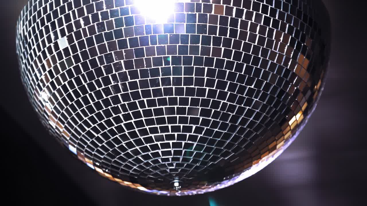 Palla da discoteca sullo sfondo. Palla da discoteca a specchi appesa al soffitto.