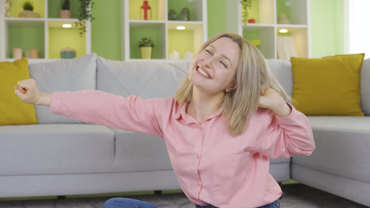 매우 행복한 젊은 여성. 삶에 대한 긍정적인 이해.