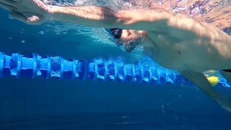 Underwater-view-of-man-swimming