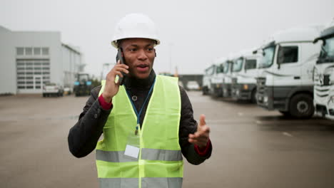 trabajador hablando por teléfono
