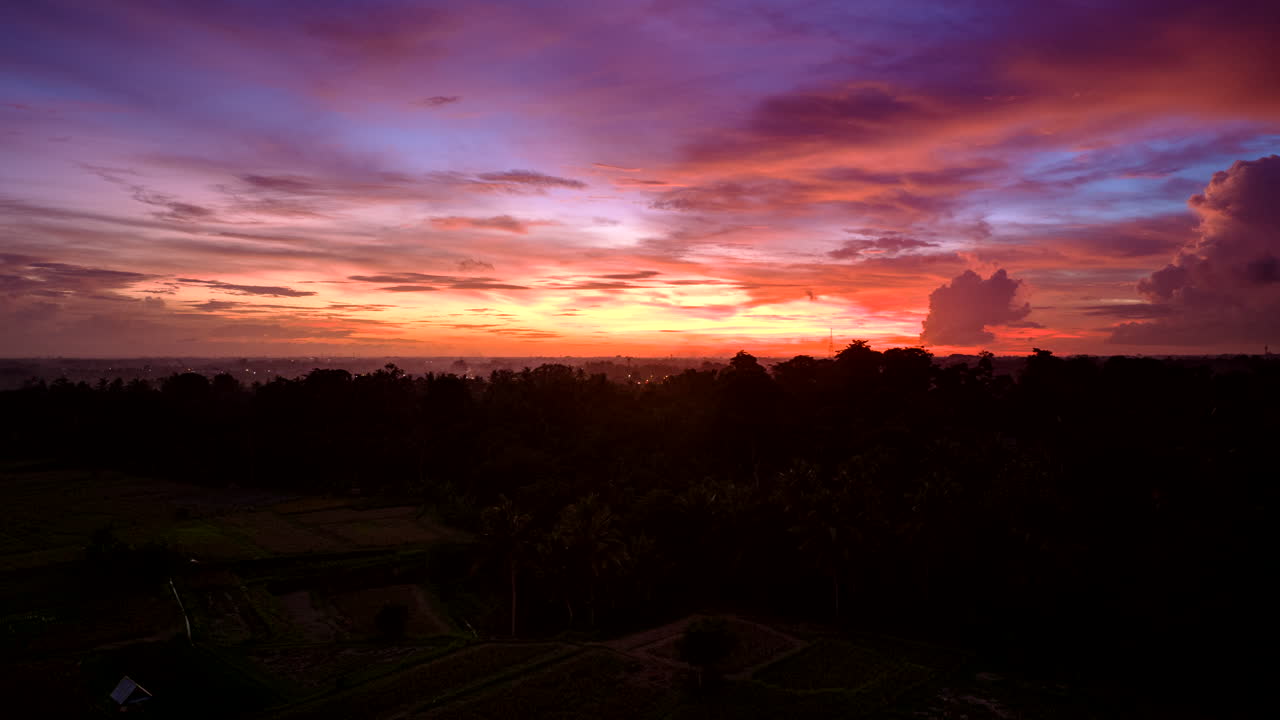 Hyperlapse timelapse af farverig himmel ved solnedgang over den indonesiske landsby Ubud, Bali