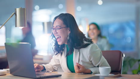 Negocios,-Celebración-Y-Mujer-Con-Una-Computadora-Portátil