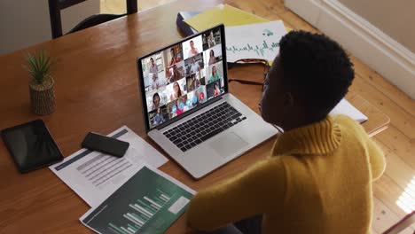 Mujer-Afroamericana-Usando-Una-Computadora-Portátil-En-Videollamada-Con-Colegas-Que-Trabajan-Desde-Casa