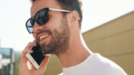 hombre hablando por telefono al aire libre