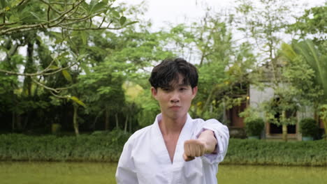 태권도를 연습하는 젊은이