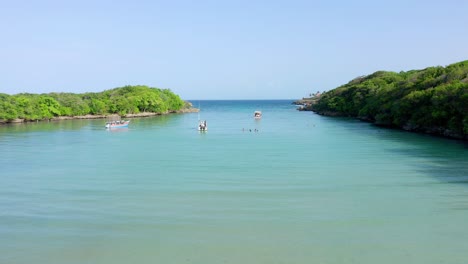 hermosa foto de la playa, diamante en cabrera república dominicana, barcos y gente disfrutando del agradable clima caribeño
