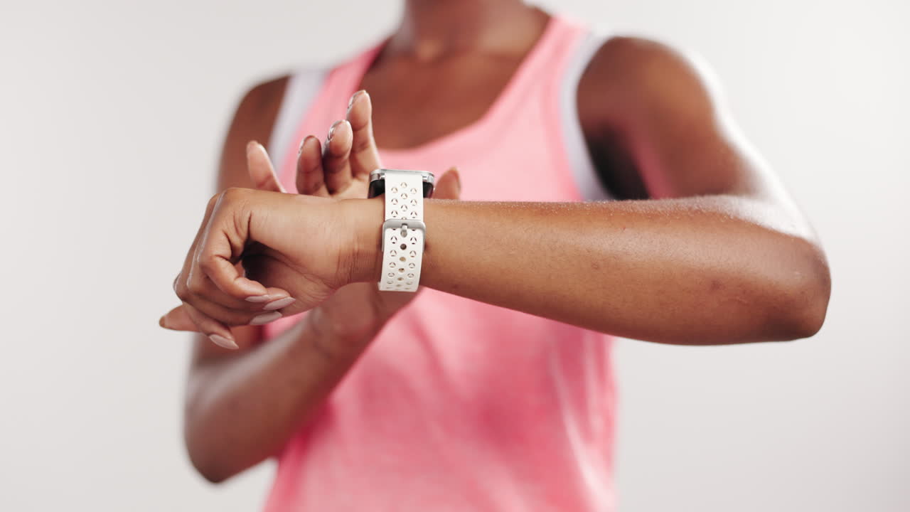 Primo piano di una donna che usa lo smartwatch al polso