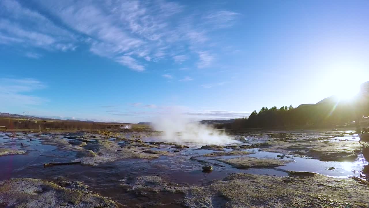 bonita toma en cámara lenta extrema de la erupción del géiser strokkur en islandia
