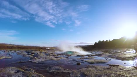 Schöne-Extreme-Zeitlupenaufnahme-Des-Strokkur-Geysir-Ausbruchs-In-Island