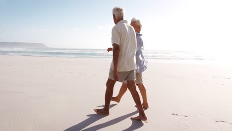 Romantisches-älteres-Paar-Im-Sommerurlaub,-Das-Am-Strand-Entlang-Spaziert