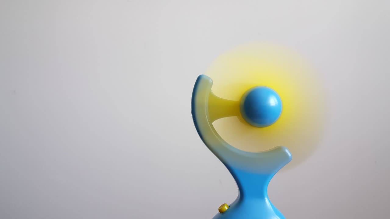 백색 배경 에 있는 미니 플라스틱 환기기 를 켜고 끄는 사람