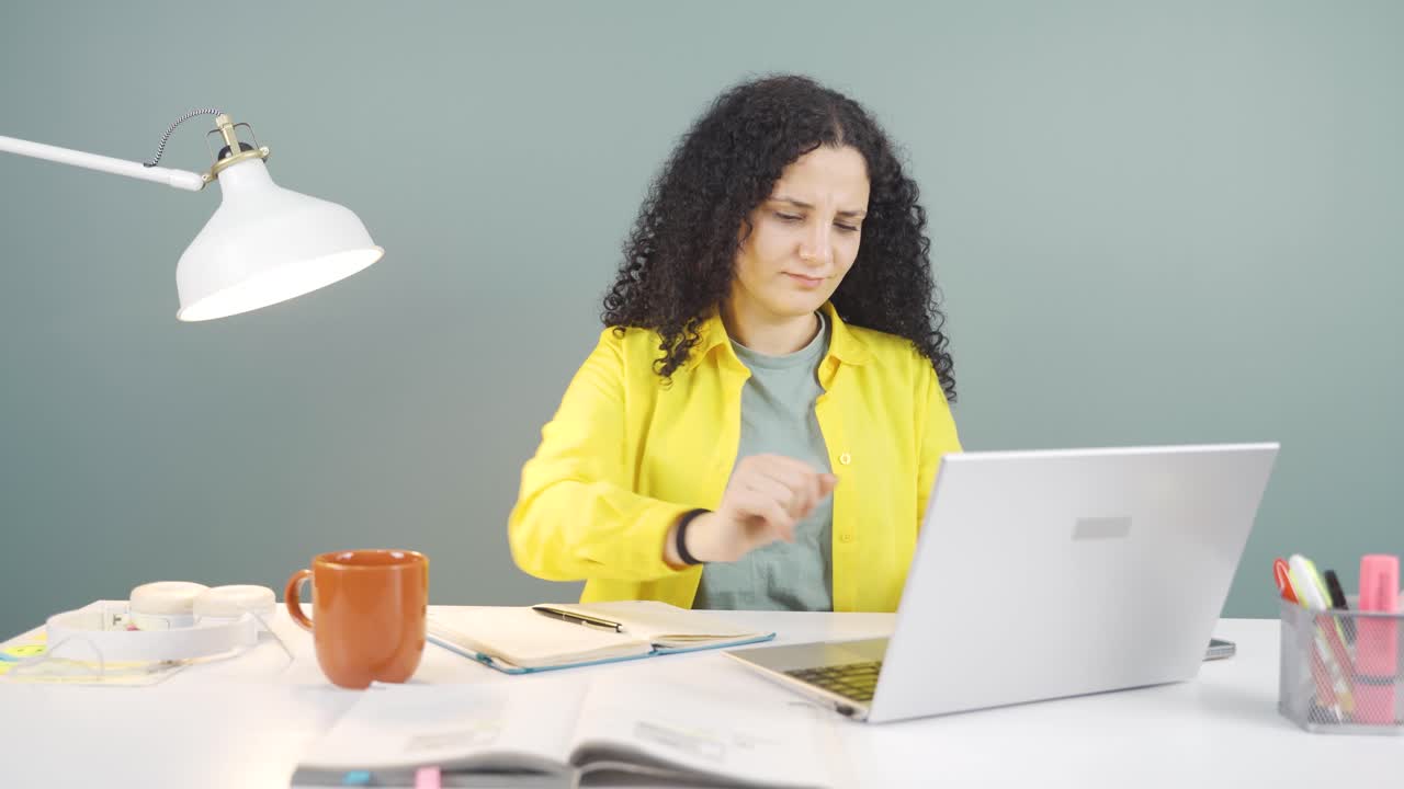 la joven con dolor de cuello.