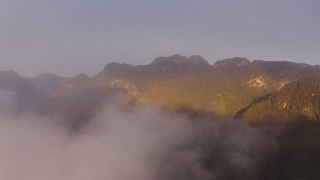 안개가 가득한 산의 해가 뜨고 해가 지는 풍경