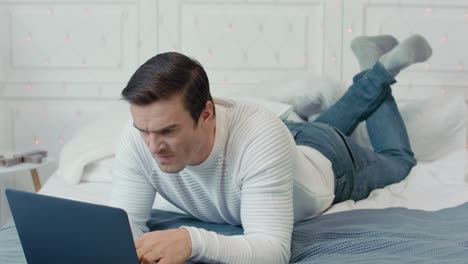 hombre de negocios concentrado recibiendo noticias negativas en una computadora en un lugar de trabajo remoto.