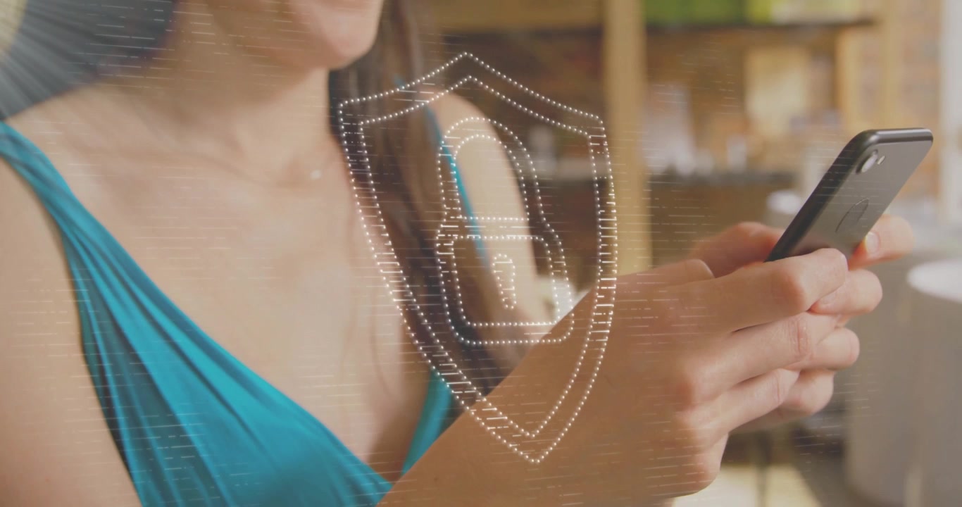 Donna che usa lo smartphone con scudo di sicurezza digitale in sovrimpressione.