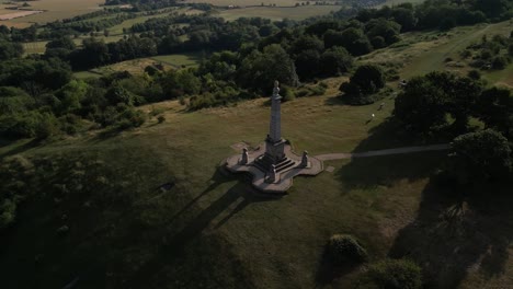 una órbita de un monumento en la ladera de una colina en el campo