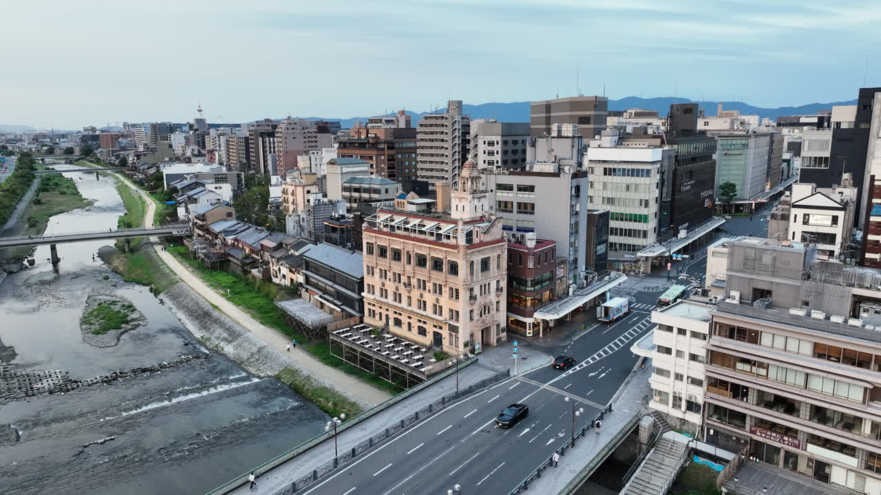 Restaurantes e hotéis chineses ao longo do rio Kamo com uma passarela na margem do rio em Kyoto, Japão: foto aérea