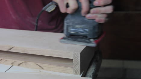 termine de lijar el relleno de madera en los estantes flotantes de madera para prepararlo para teñirlo y colgarlo en un baño remodelado