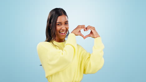 cara, corazón manos o feliz con la mujer riendo por