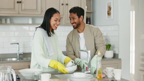 hombre, mujer y fregadero de cocina para lavar platos