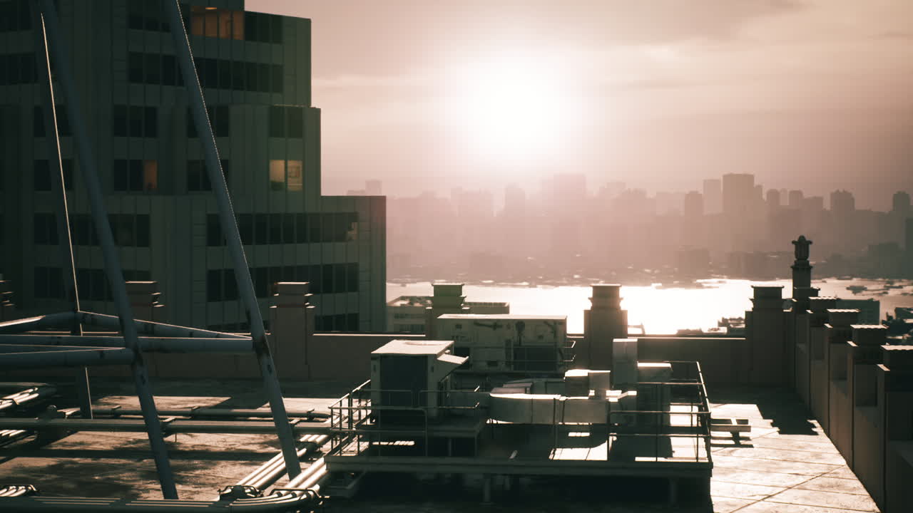 지붕 구조물과 먼 도시 풍경과 함께 도시 스카이라인 위의 해가 지는 모습