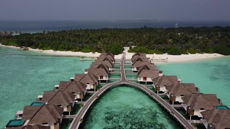 Resort-De-Isla-Tropical-En-El-Océano-índico-Con-Sus-Bungalows-De-Madera