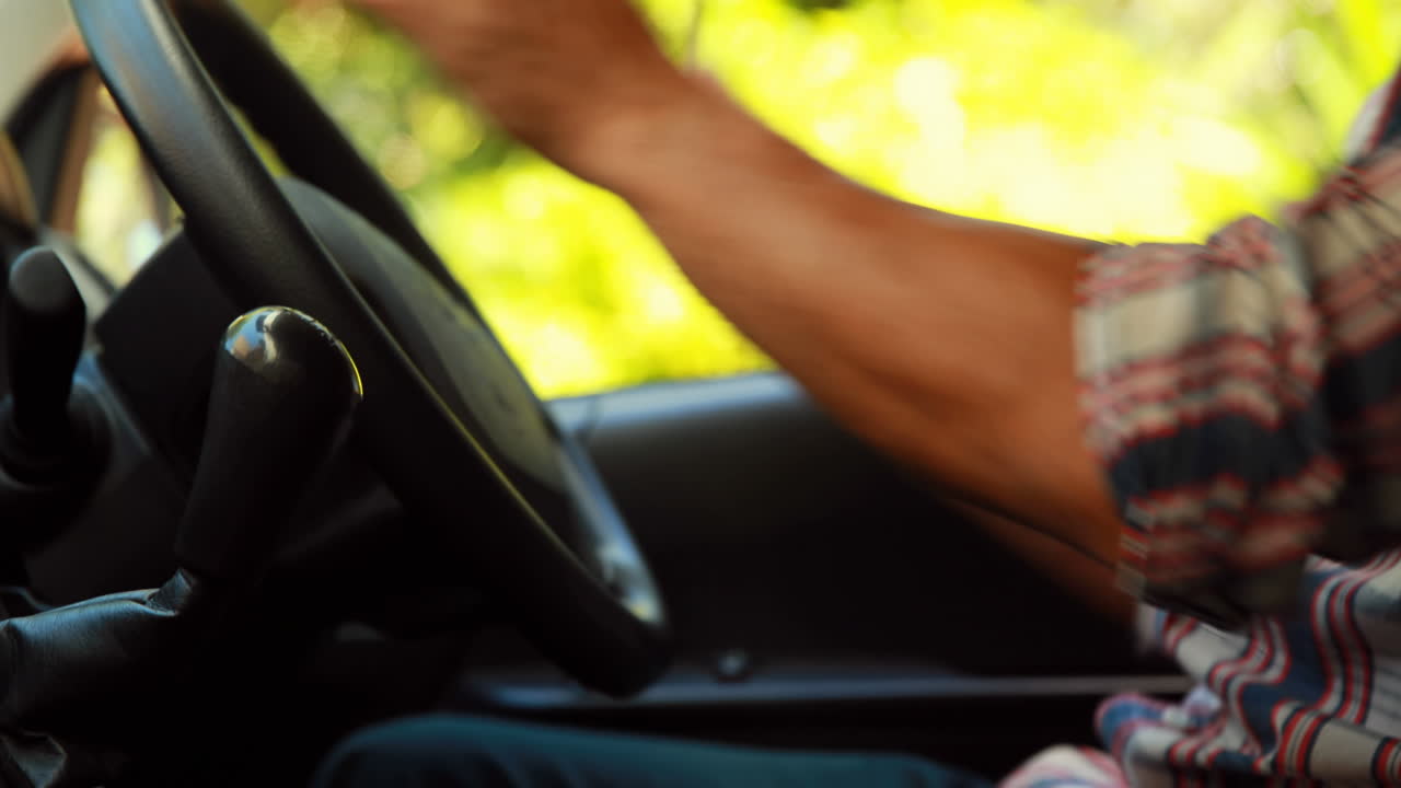 hombre entrando en su furgoneta