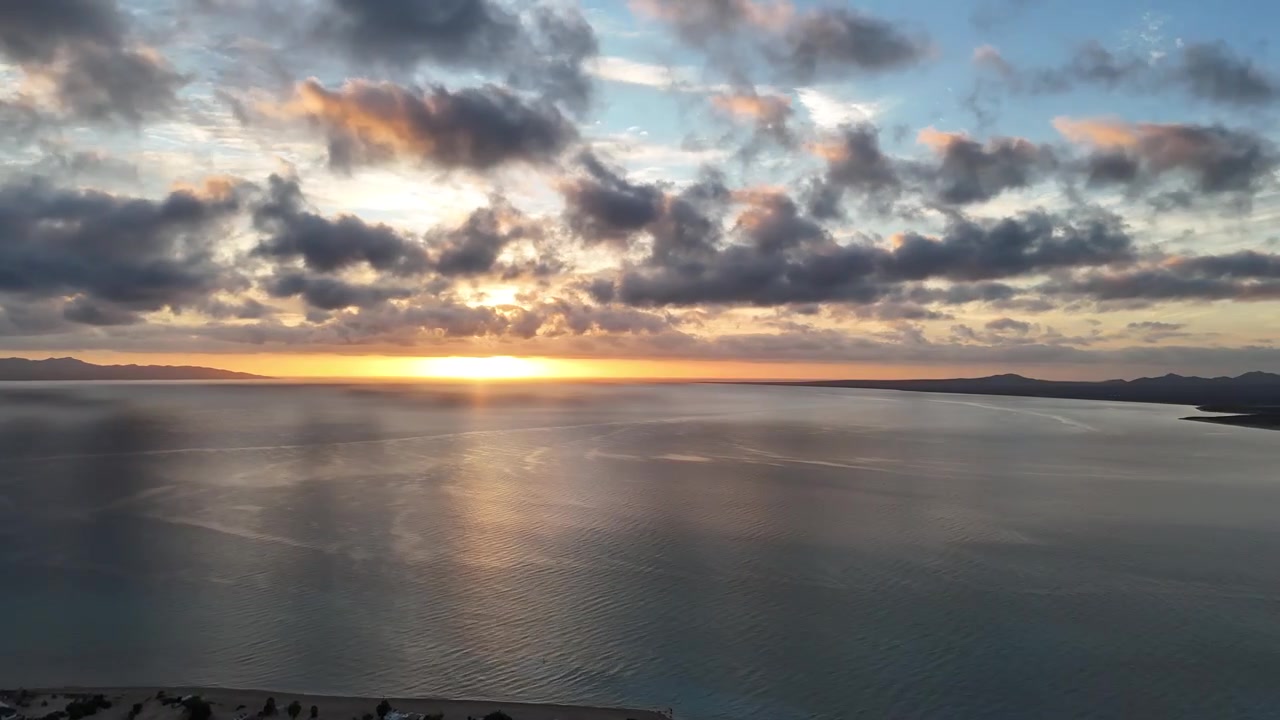 Hyperlapse con drone dell'alba su La Ventana Bay, un villaggio di pescatori in Bassa California del Sud, con nuvole in movimento e viste sulle isole.
