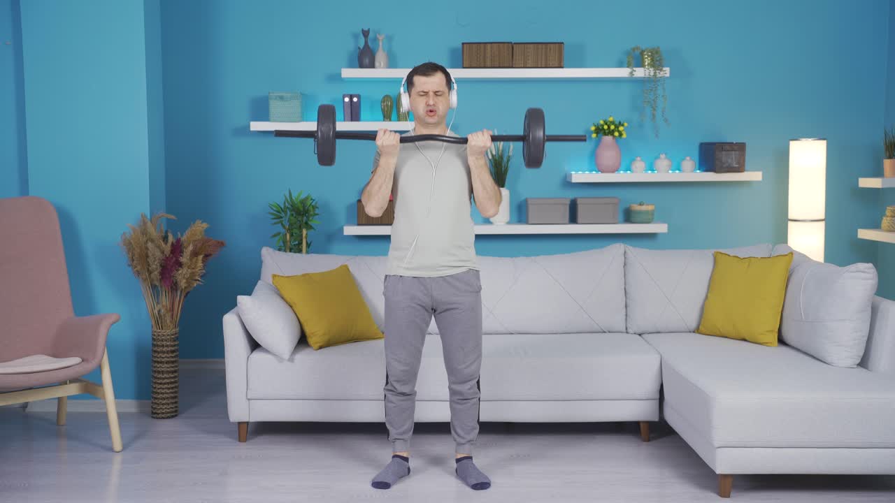 헤드폰으로 음악을 듣는 동안 열정적으로 스포츠를 하는 남자.