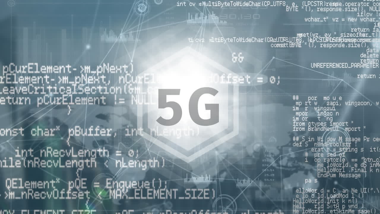 Animación de texto 5G y procesamiento de datos sobre una red giratoria de conexiones y un paisaje urbano.