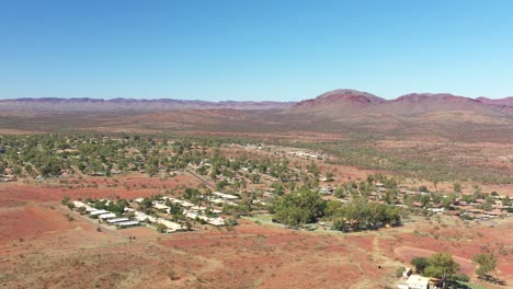 Excelente-Toma-Aérea-De-árboles-Que-Salpican-El-Desierto-En-Paraburdoo,-Australia