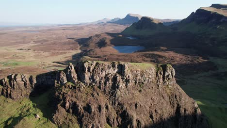 Macho-Caminando-Sobre-La-Cresta-De-Una-Montaña-En-Quiraing-En-Un-Día-Soleado-En-Escocia