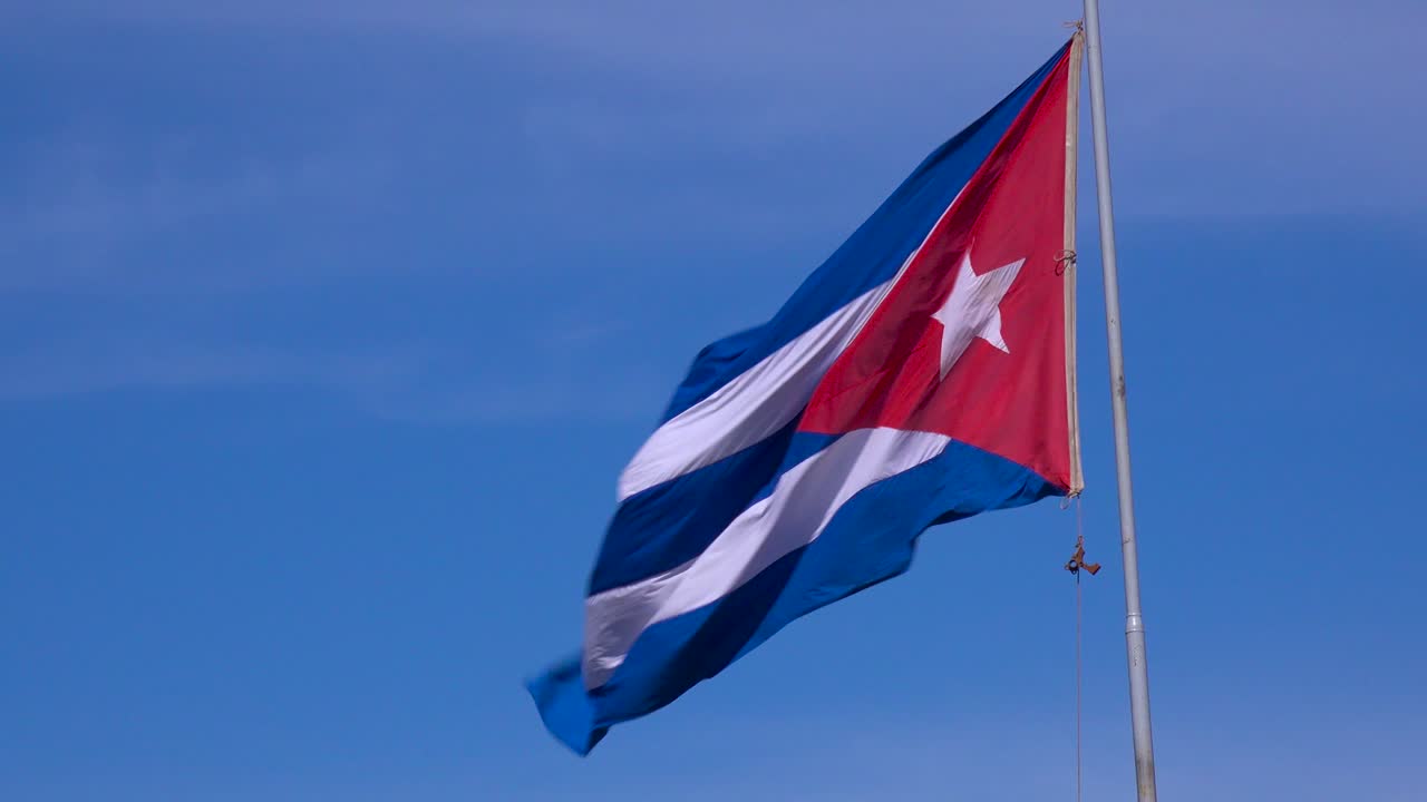 La bandiera di Cuba sventola nel cielo.