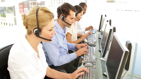 Callcenter-Mitarbeiter-Bei-Einem-Anruf