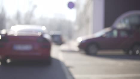 el coche rojo está empezando a moverse en la carretera. vista de fondo de primer plano del faro