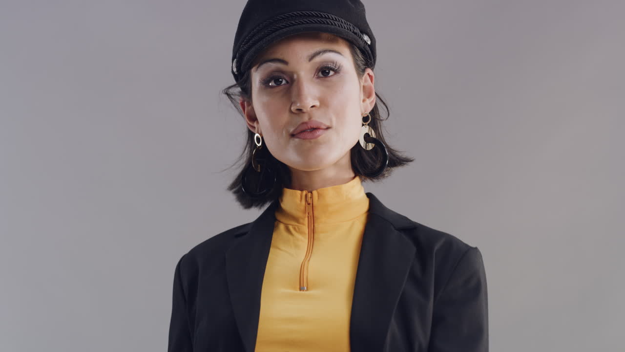 포즈를 취하는 동안 마스크를 벗고 있는 젊은 여성