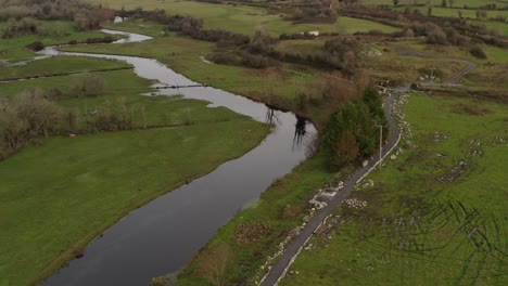 Vista-Aérea-Del-Paseo-Del-Río-Gort.-Galway,-Irlanda