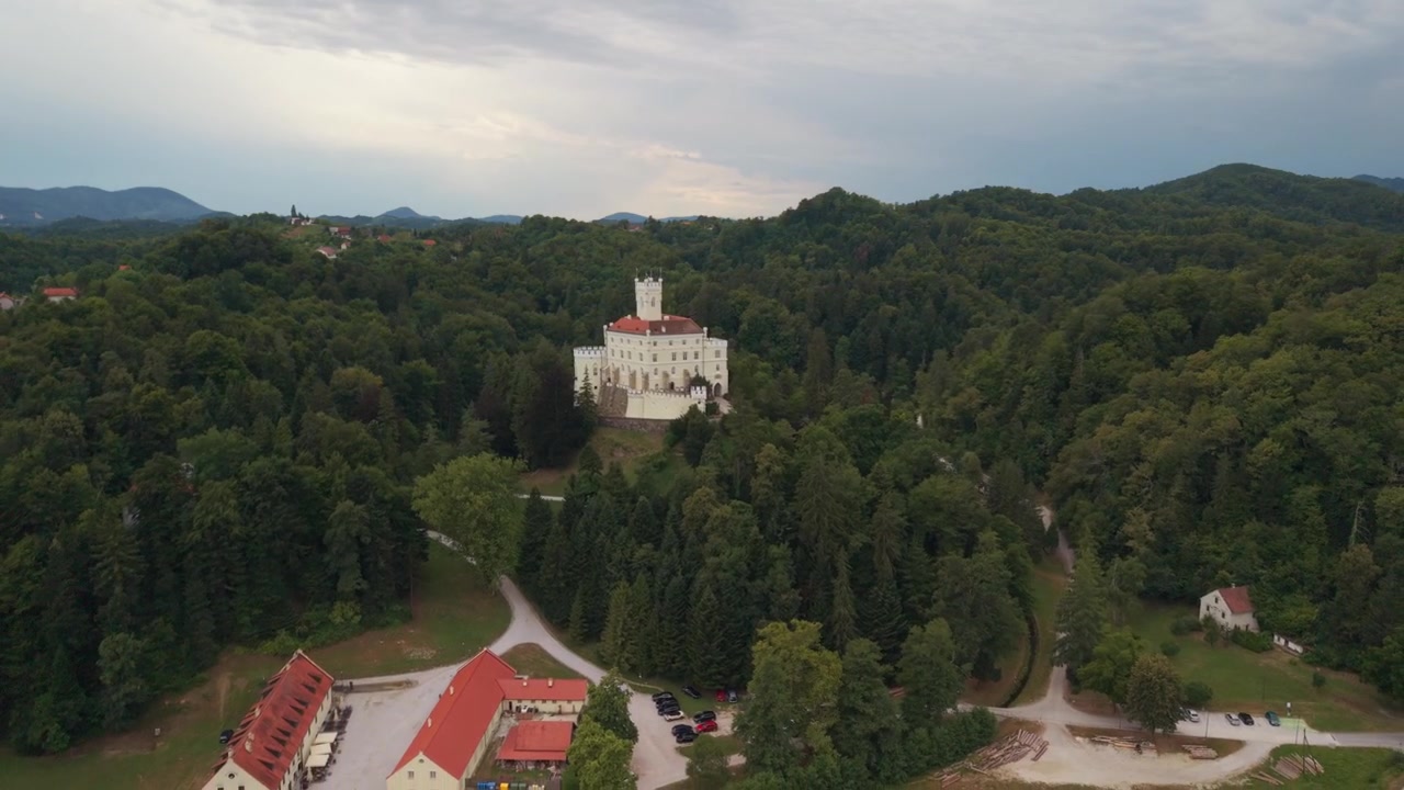 Naturskønt luftfoto af det historiske Trakoscan Slot omgivet af tæt skov i Kroatien