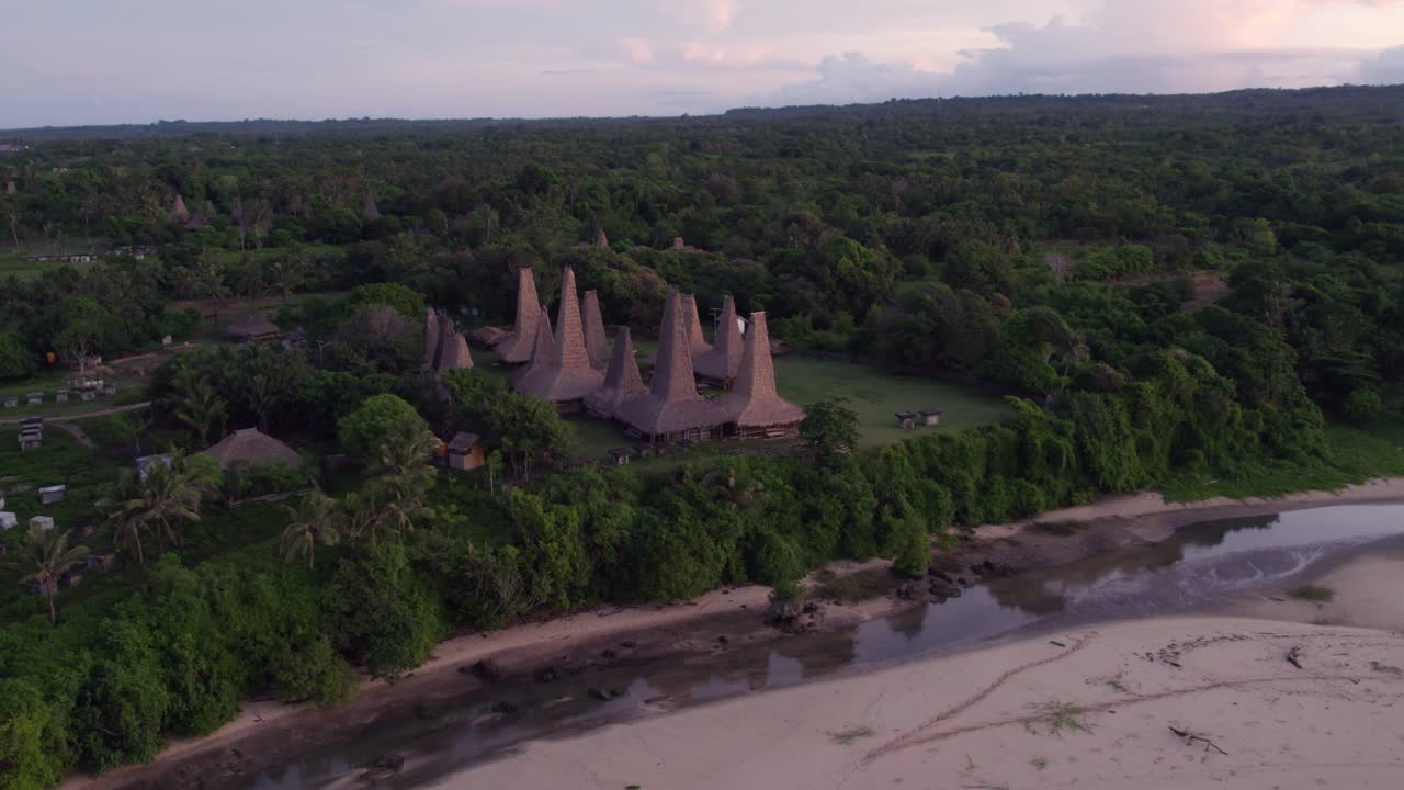 Traditionelles Dorfleben mit Küstencharme in der Morgendämmerung, Sumba, Indonesien