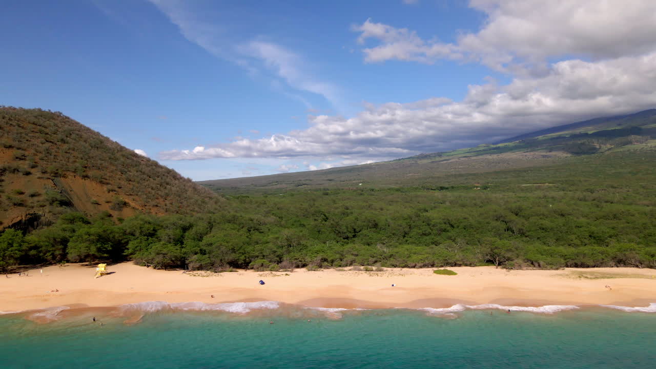 미국 마우이 섬의 빈 마케나 해변과 푸우 올라이 화산의 공중 전망