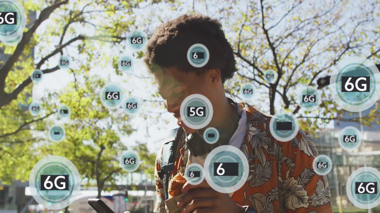 animación de textos 6g sobre hombre afroamericano usando teléfono inteligente.