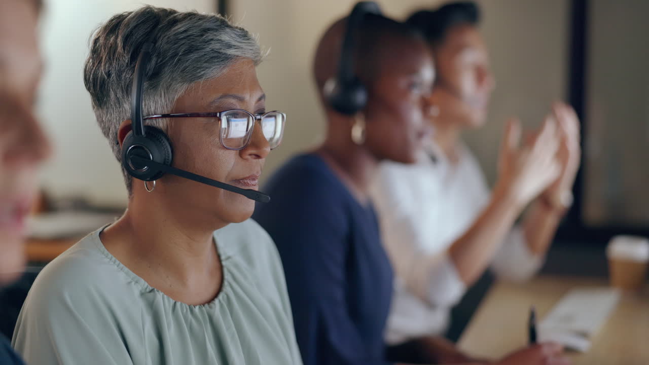 cara de agente sénior, centro de llamadas