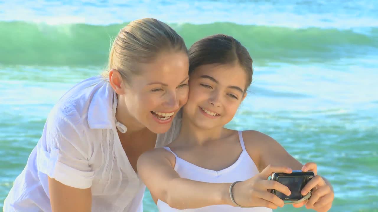 어머니 와 딸 이 사진 을 찍고 있다