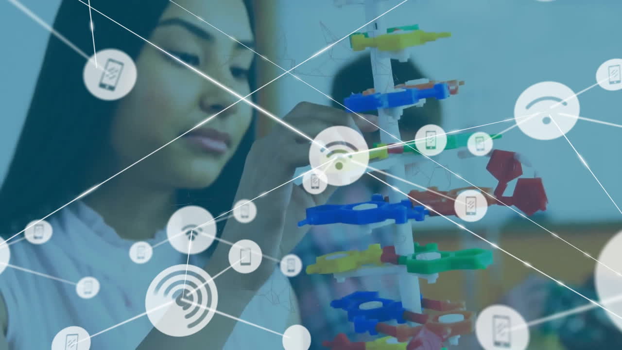 animación de iconos conectados sobre chica biracial jugando con legos en el aula