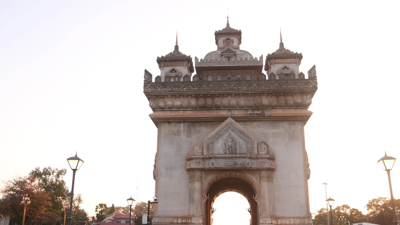 puesta de sol detrás del monumento a la victoria de patuxai en el centro de vientiane, laos