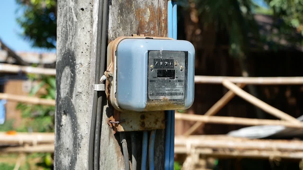 imágenes cercanas de un medidor de electricidad en un pueblo rural de tailandia