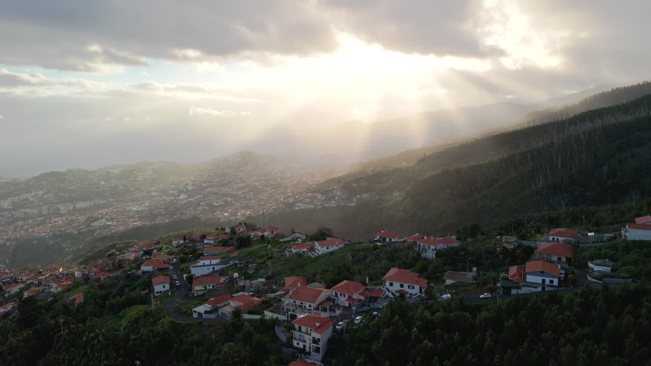 funchal, costa de madeira, montañas, toma de establecimiento aéreo, el sol brilla en la isla portuguesa