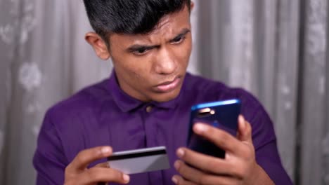 joven comprobando la transacción de pago móvil