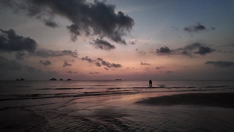 Ambiente-Romántico-De-Dos-Amantes-Abrazados-En-El-Mar-En-La-Costa.