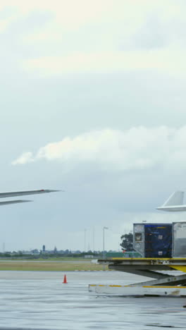 el avión se está preparando para la salida